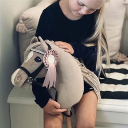 Pige leger med den smukke cheval Roi Diva