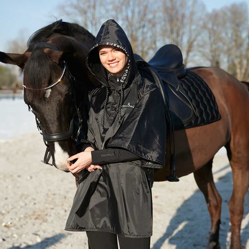 Equipage regn poncho i sort med hætte og reflekser