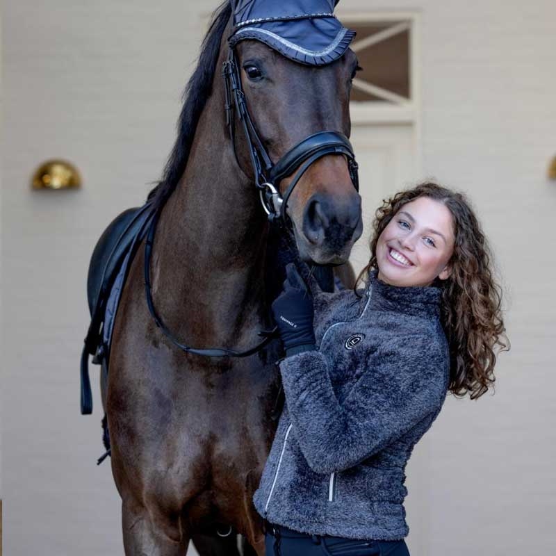 Equipage zip cardigan "Vinnie" - Sort rytter står med hest