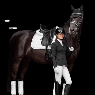 Hvid LeMieux dressage crystal underlag på hest