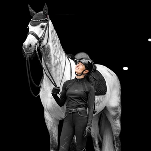 Lemieux underlag i sort dressage rytter foran hest