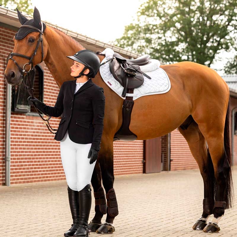 Lemieux hut i sort med krystaller på hest 