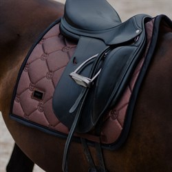 Equestrian Stockholm underlag "Mahogany Glimmer"