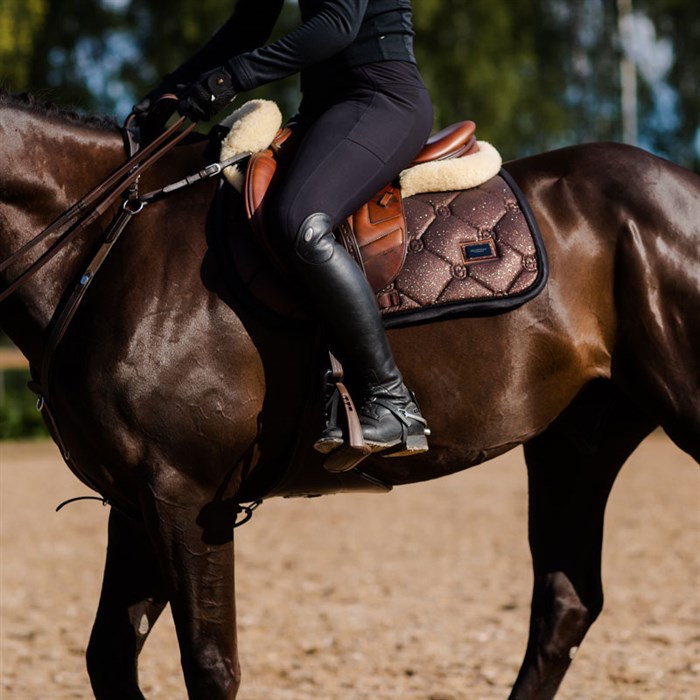 Equestrian Stockholm underlag "Mahogany Glimmer"