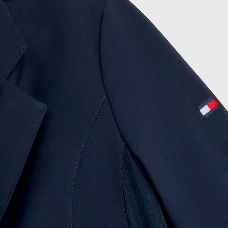 Logo Tommy Hilfiger på overarm 