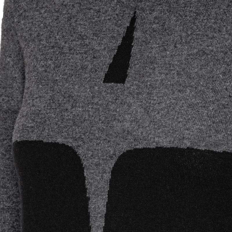 Tæt på af uld og cashmere sweater fra Trolle i sort og grå