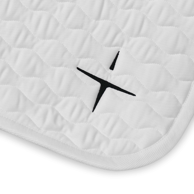 Sort logo på hvidt underlag 