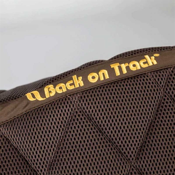 Tæt på Back on Track logo på Airflow sadelunderlag