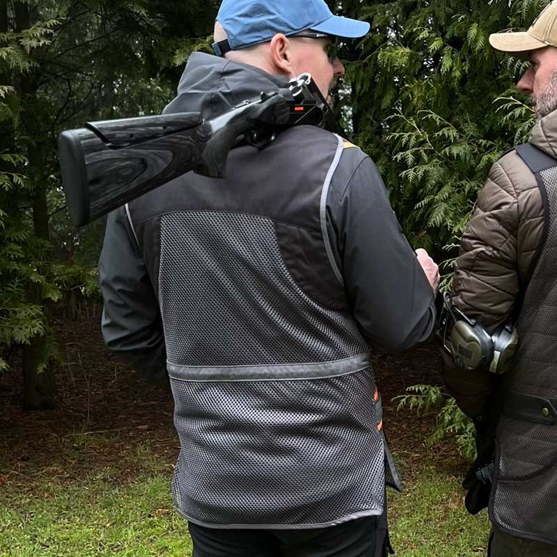 Beretta Skydevest, full mesh vest bagfra på jæger
