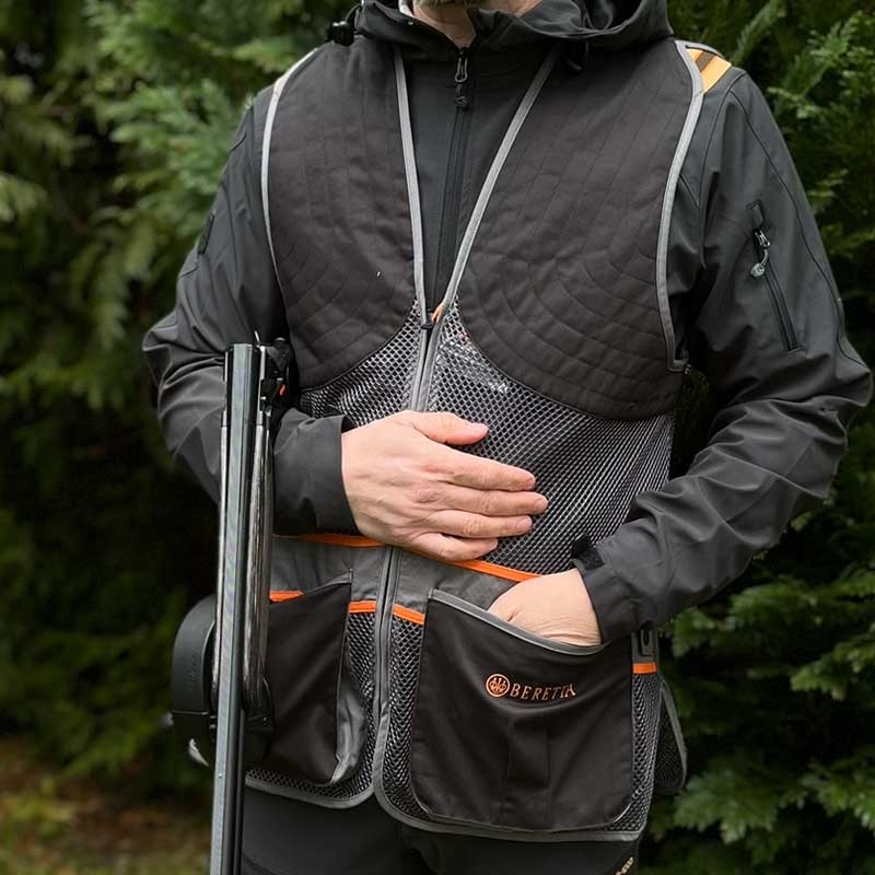 Beretta Skydevest, full mesh vest forfra på jæger