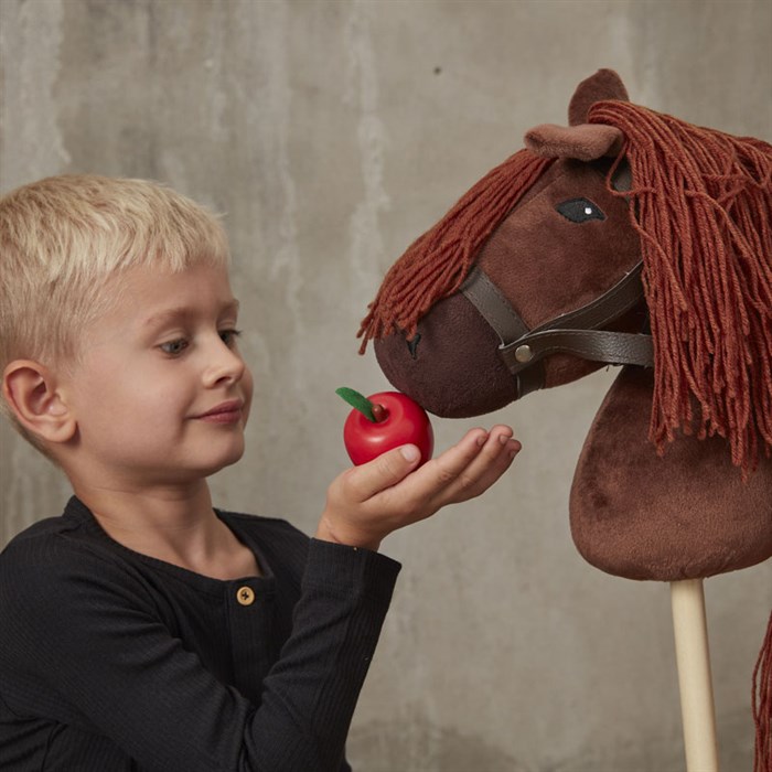 Se dreng give æble til den brune kæphest fra By Astrup