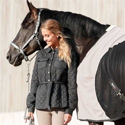 Catago jakke Pearl Quilted på rytter med hest i solen