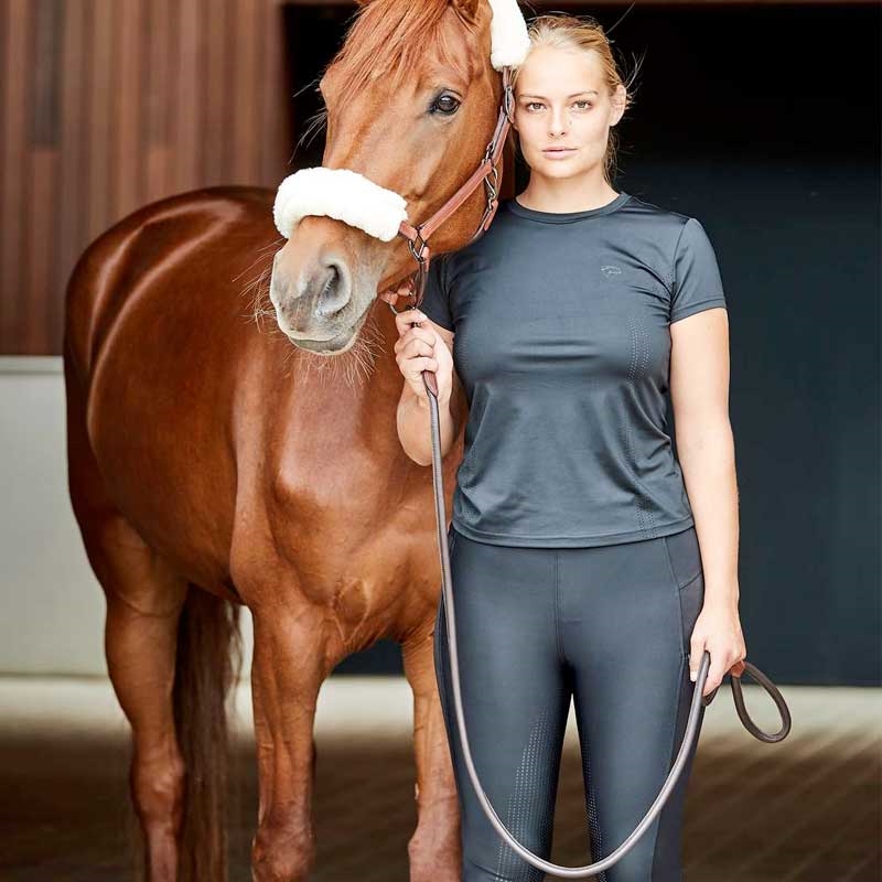 Hest og rytter med rundsyet læder træktov i brunt