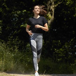 Kvinde løber ed de lækre træningstights "Taras" fra Catago