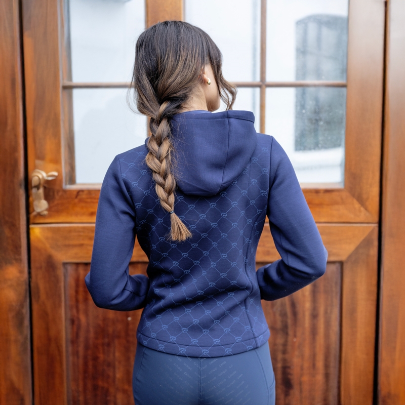 blå hoodie