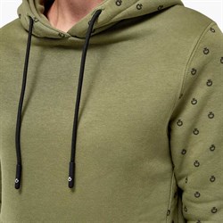 Tæt på front af Cavalleria Toscana hoodie i olivengrøn