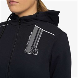 Tæt på brystdekoration af Daytona junior hoodie fra Cavalleria Toscana