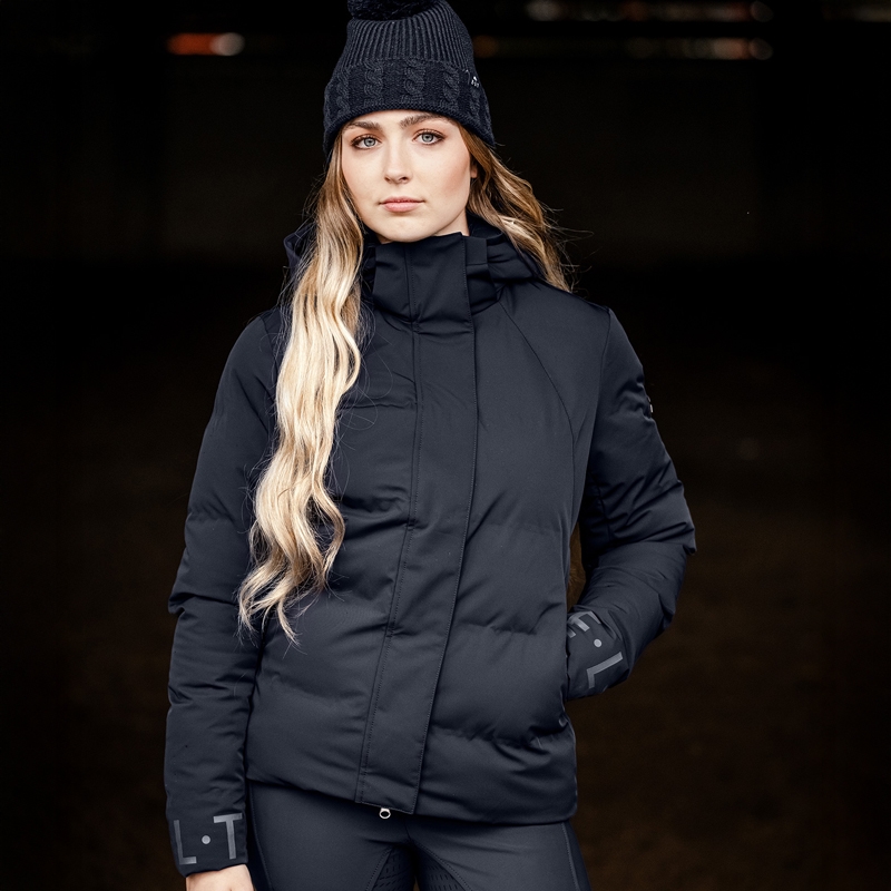 mørkeblå puffer ridejakke