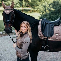 Den lækre Active Performance jakke fra Equestrian Stockholm på rytter