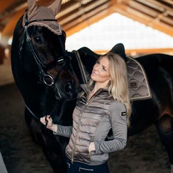 Se rytter forfra med Equestrian Stockholm Active Performance Champagne jakke