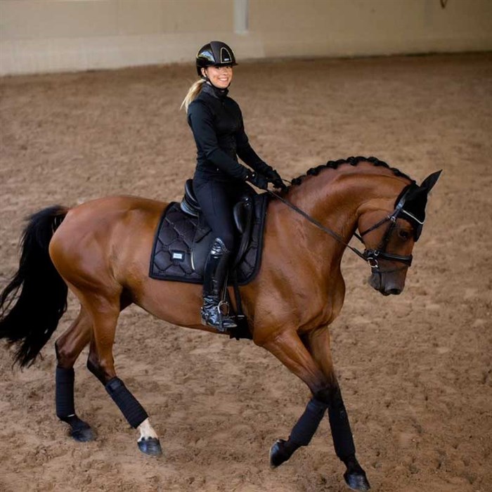 Hest rider med Equestrian Stockholm glitter underlag i sort