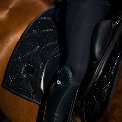 Equestrian Stockholm glitter sort underlag tæt på