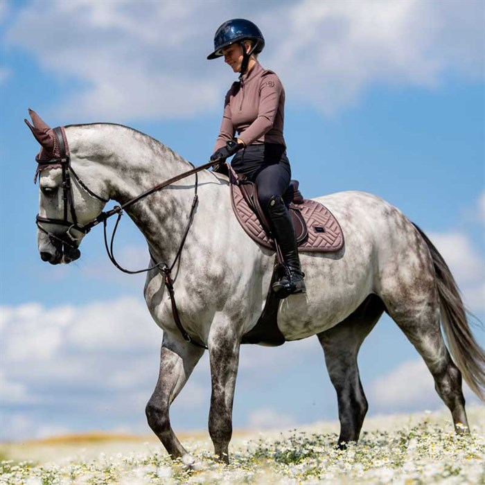 Hest rider med Equestrian Stockholm Amaranth underlag
