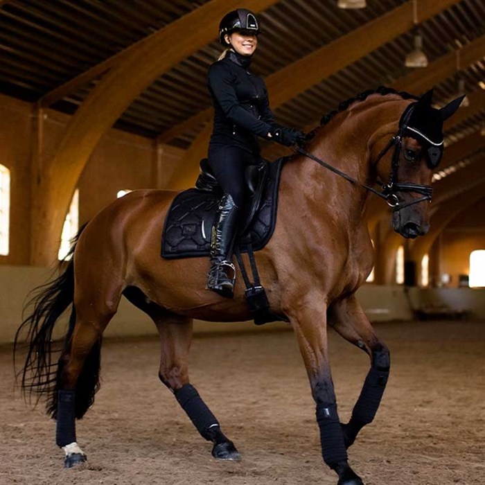Hest rider med bandager fra Equestrian Stockholm aAll Black Glimmer