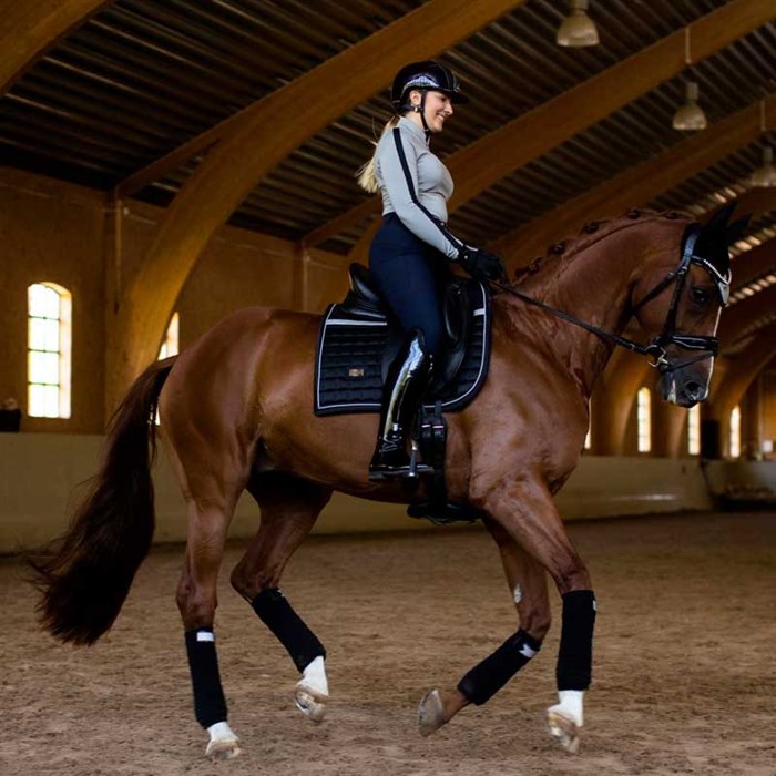 Hest rider med Equestrian stockholm bandager Luminous Black med refleks