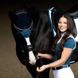 Equestrian Stockholm hut blue meadow på hest med rytter