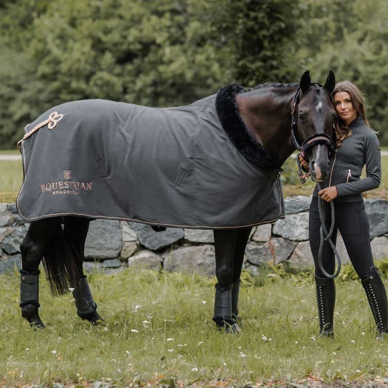 Equestrian Stockholm fleecedækken Dark Sky KØB HER