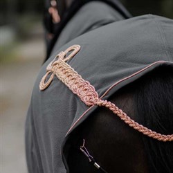Equestrian Stockholm fleecedækken "Dark Sky" se tæt på halen