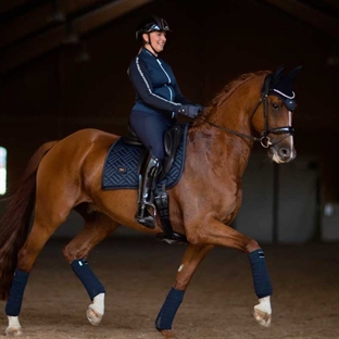 Equestrian Stockholm hut modern tech navy på hest der rides