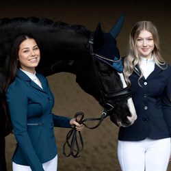 Equestrian Stockholm hut Bue meadow på hest med 2 ryttere