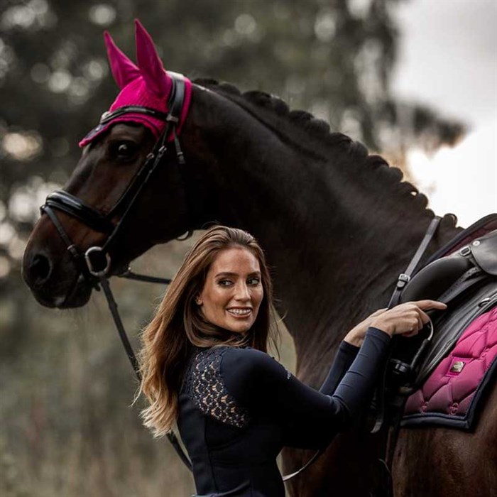 Faded Fuchsia hut på hest fra Equestrian Stockholm
