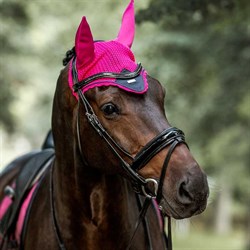 Tæt på hest med hut i Faded fuchsia fra Equestrian Stockholm