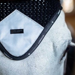 Tæt på Luminous Black hut fra Equestrian Stockholm