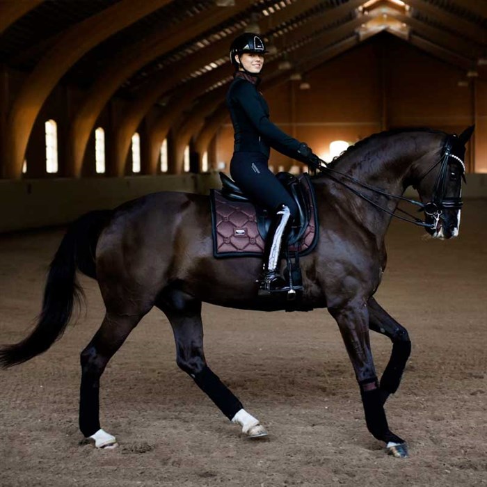 Hest rider med Mahogany Glimmer fleecebandager fra Equestrian Stockholm