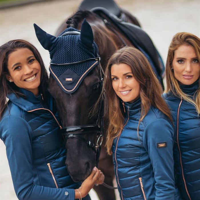 Se den smukke hut "Monaco Blue" her sammen med piger