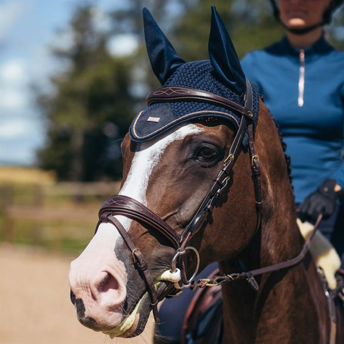 Se den smukke hut Monaco Blue fra Equestrian Stockholm her på hest