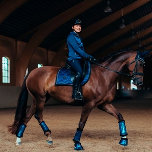 Equestrian Stockholm underlag "Monaco Blue" på hest med rytter