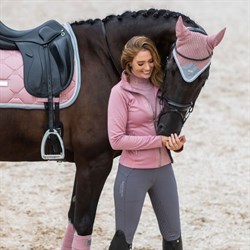 Se den flotte pink fleece jakke på pige med hest her