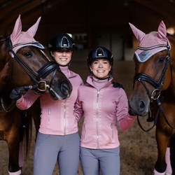 Se den flotte fleece jakke i pibk, fra Equestrian Stockholm på piger her