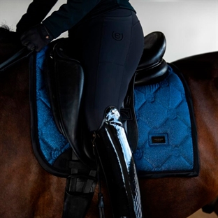 Equestrian Stockholm underlag glimmer i blå med sort kant