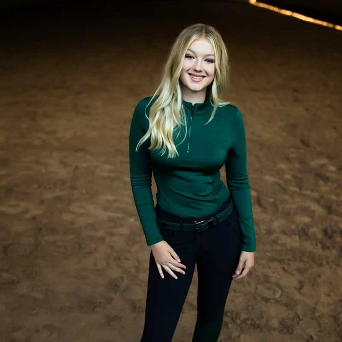 Pige forfra med Sycamore Green Vision rdebluse fra Equestrian Stockholm