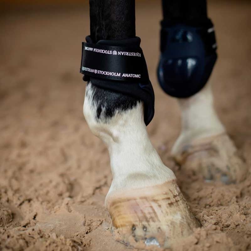 Bagbnsgamacher i navy blå "Modern tech navy" fra Equestrian Stockholm på hest