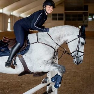 Skimmel hest springer med springgamacher modern tech navy fra Equestrian Stockholm