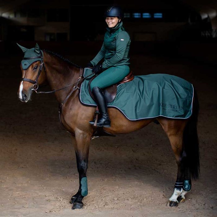 Hest med gamacher i Sycamore Green fra Equestrian Stockholm