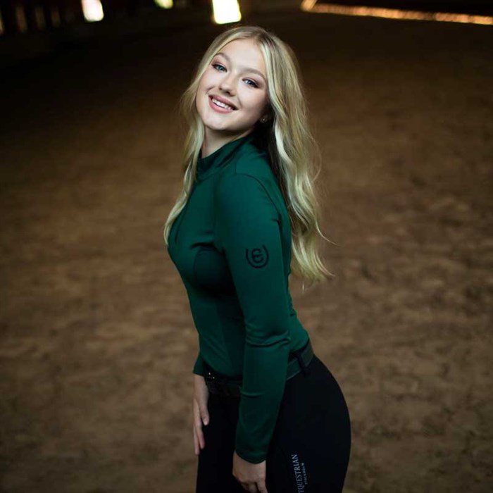 Pige fra siden med Vision Top ridebluse i Sycamore Green fra Equestrian Stockholm