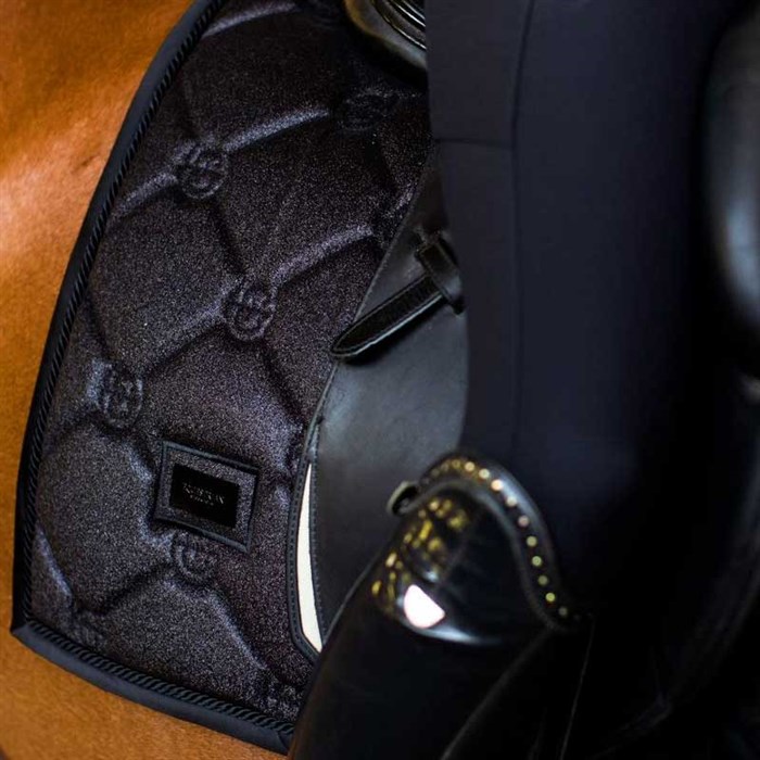 Tæt på Equestrian Stockholm sort glitter underlag